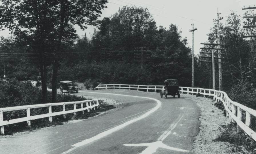 LA PREMIÈRE BANDE BLANCHE AXIALE est apparue sur une route du Michigan, aux Etats-Unis, en 1911.