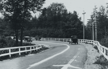 La première bande blanche axiale est apparue sur une route du Michigan, aux Etats-Unis, en 1911. La première bande blanche axiale est apparue sur une route du Michigan, aux Etats-Unis, en 1911.