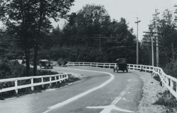 La première bande blanche axiale est apparue sur une route du Michigan, aux Etats-Unis, en 1911.